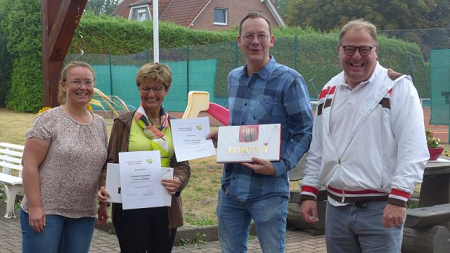 Vereinspräsidentin Merle Rogge (links) und der Zweite Vorsitzende Klaus Roloff (rechts) ehrten Maria Mertens und Björn Fabig für vierzig-, bzw. zwanzigjährige Mitgliedschaft